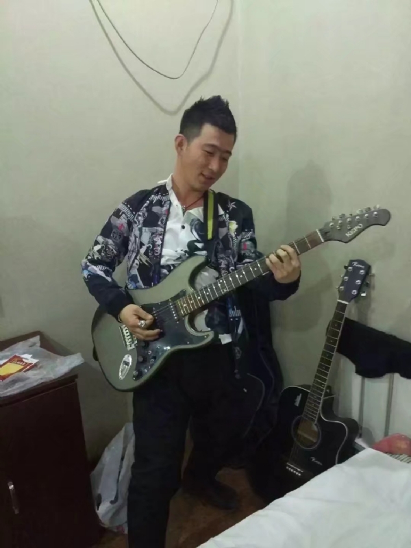 小吉他的第一张照片--西安相亲服务中心