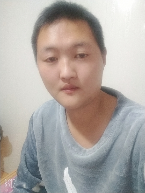 烟圈里透着伤的第二张照片--西安相亲服务中心