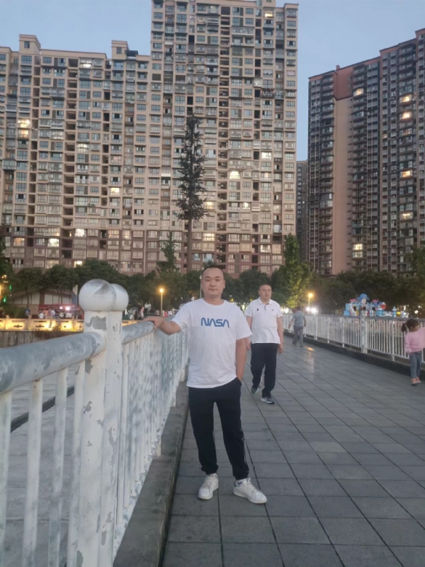 寂寞的男人的第一张照片--西安相亲服务中心