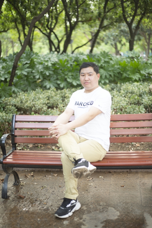 抱着鱼睡觉的猫的第一张照片--西安相亲服务中心