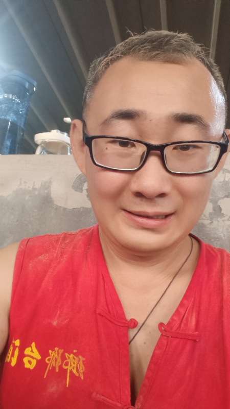 黑黑一笑的第二张照片--西安相亲服务中心